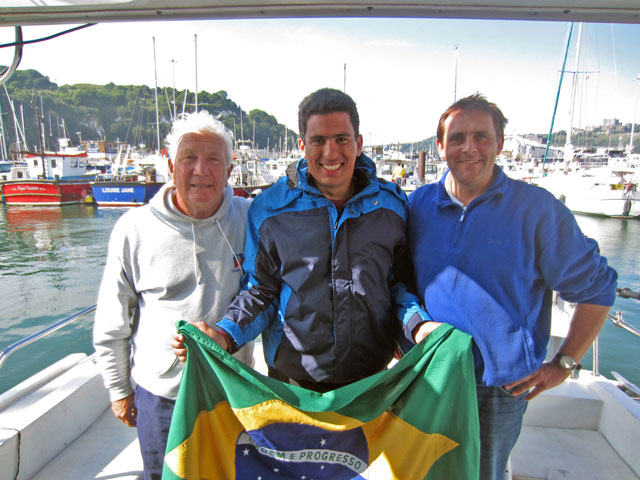 Adriano Passini (center) with boat pilot Chris Osmond and helper Karteek Clarke (10x EC swimmer)